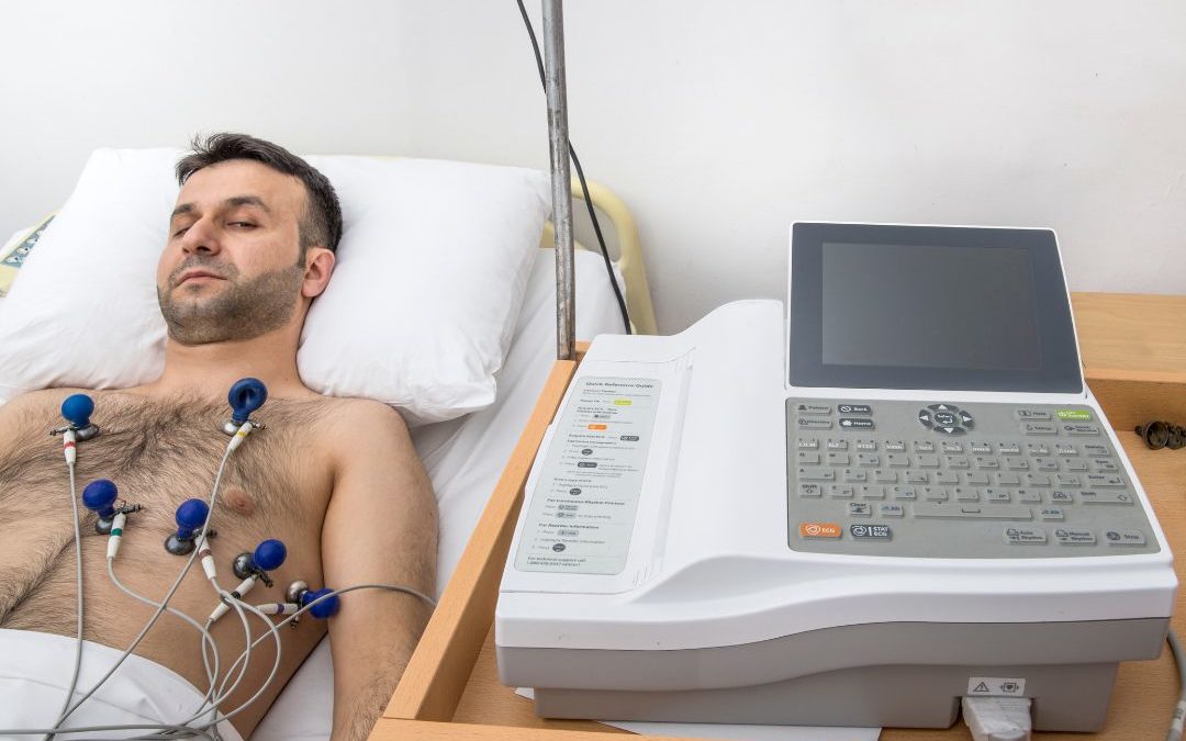 Entenda como funciona um eletrocardiograma, suas funções e preparos necessários